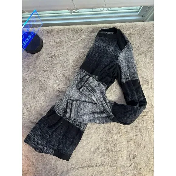 Lululemon Women's M Black Stripe Long Sleeve Pullover for Running Yoga - Picture 9 of 9